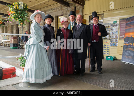 Gruppo di persone vestite con abiti vittoriano per l annuale Giornata vittoriano a Bodmin e wenford Steam Railway, Cornwall, Inghilterra, Regno Unito. Foto Stock