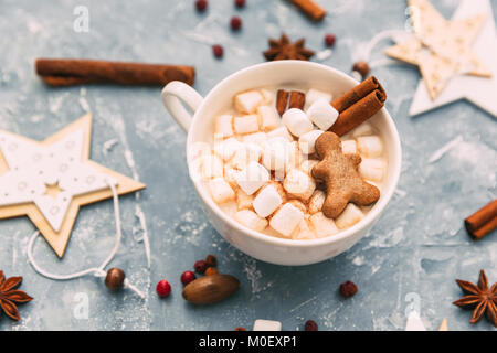 Close-up di una cioccolata calda con marshmallows, omino di pan di zenzero e spezie di Natale Foto Stock