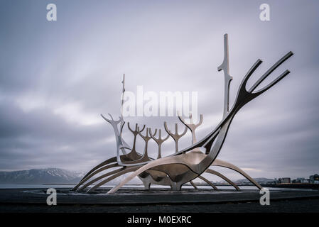 Reykjavík, Islanda. Sun Voyager, scultura da Jón Gunnar Árnason, descritto come un dreamboat, o un'ode alla sun. Essa assomiglia ad una nave vichinga. Foto Stock