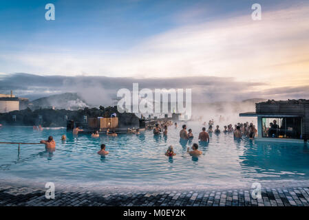 BLUE LAGOON, penisola di Reykjanes, Islanda. La folla di turisti e persone di balneazione e gustare drinks nelle calde acque del bagno geotermico resort Foto Stock