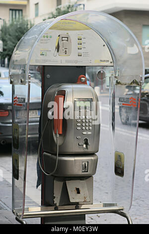 Telecom telefono pubblico e cabina, a Napoli, Italia Foto Stock