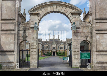 Ingresso alla corte a Corsham, Piazza della Chiesa, Corsham, Wiltshire, Inghilterra, Regno Unito Foto Stock