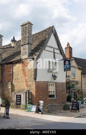 Il XIV secolo Il George Inn West Street, Lacock, Wiltshire, Inghilterra, Regno Unito Foto Stock