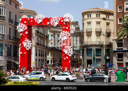 Una folla di persone presso la Fiera di Malaga, Feria de Málaga giorno a Malaga, Spagna Foto Stock