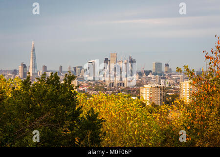 Autunno vista di Londra sullo skyline dalla distanza Foto Stock
