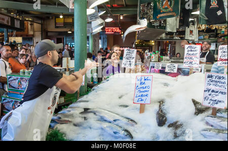 Pesci volanti, Pike Place Mercato del Pesce, Seattle, Washington, Stati Uniti d'America Foto Stock