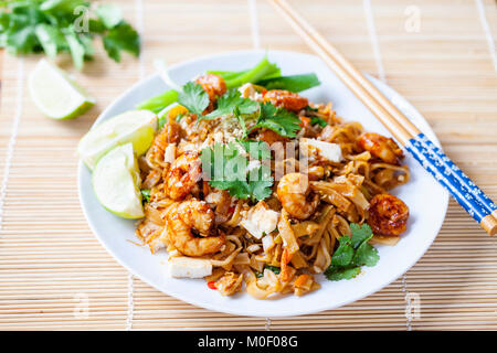 Pad Thai tagliatelle con tofu e gamberi Foto Stock