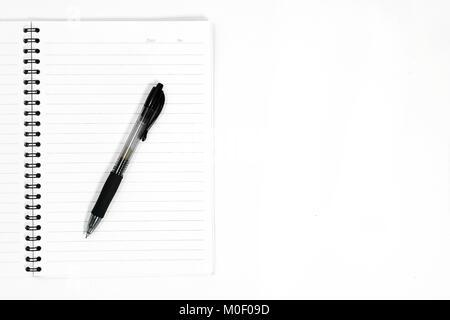 Conceptual,notebook su un tavolo bianco. Aprire il notebook e penna. Foto Stock