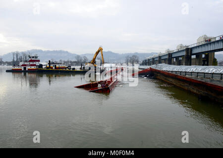 Un comando unificato costituito dalla Coast Guard, Esercito degli Stati Uniti Corpo degli ingegneri e i partner del settore dewaters un parzialmente sommerso chiatta a Peschici bloccare e diga vicino Pittsburgh, Pennsylvania, 21 gennaio, 2018. Foto Stock
