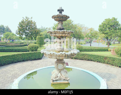 Fontana multi-tiered nel parco, colori freschi Foto Stock