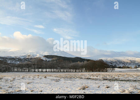 Un paesaggio invernale vista delle suggestive montagne a Kinloch Rannoch, Perthshire, Scotland, Regno Unito. Foto Stock