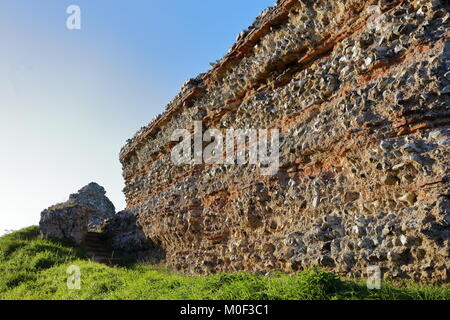 Enorme fortezza romana mura costruite intorno a 300annuncio in Burgh Castle per difendere Norfolk, Inghilterra, da incursioni di forze sassone. Foto Stock