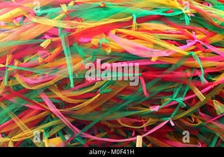 Strisce di colori diversi nastri di tessuto decorare un bodhi tree al tempio in Thailandia Foto Stock