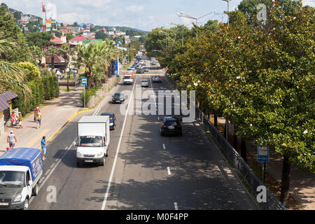 Lazarevskoe, Sochi, Regione Krasnodar, Russia - Luglio 2, 2014: la strada per il centro Sochi passando attraverso resort Lasarevskoye insediamento Foto Stock