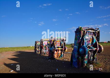 Amarillo, Texas - 21 Luglio 2017 : Cadillac Ranch di Amarillo. Cadillac Ranch è un arte pubblica installazione di vecchie auto rottamate e un popolare punto di riferimento su Foto Stock