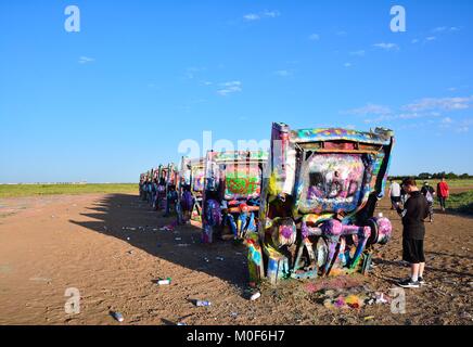 Amarillo, Texas - 21 Luglio 2017 : Cadillac Ranch di Amarillo. Cadillac Ranch è un arte pubblica installazione di vecchie auto rottamate e un popolare punto di riferimento su Foto Stock