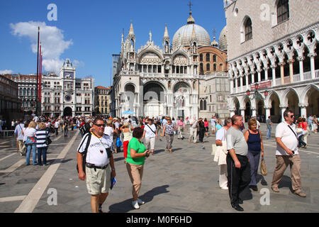 Venezia - Settembre 17: turisti passeggiata su Settembre 17, 2009 in piazza San Marco, Venezia, Italia. Secondo Euromonitor Venezia era il ventiseiesimo più Foto Stock