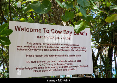 Cow Bay Beach sulla costa del nord del Queensland e un segno di benvenuto alla spiaggia,Parco Nazionale Daintree,Queensland, Australia Foto Stock