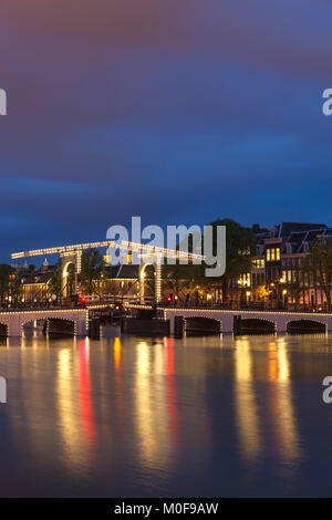 Magere Brug (Skinny Bridge) e il fiume Amstel di Amsterdam, Olanda, Paesi Bassi Foto Stock