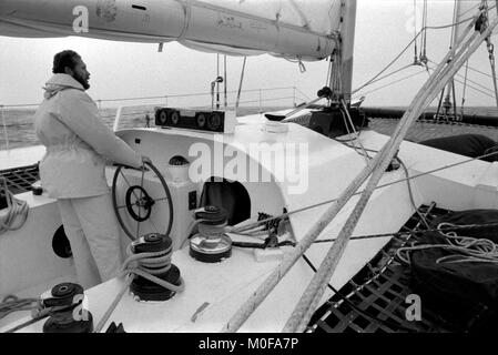 AJAXNETPHOTO. 1982. In mare del canale in lingua inglese. - ROUTE DU RHUM - GARA - ROBIN KNOX-Johnston (GBR) al volante della sua nuova CATAMRAN OLYMPUS 3 mentre sul passaggio da PLYMOUTH DI ST.MALO PER LA PARTENZA DELLA Route du Rhum gara. Foto:JONATHAN EASTLAND/AJAX REF:821007 14A027 Foto Stock