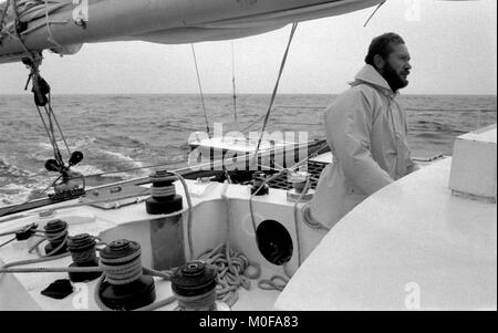 AJAXNETPHOTO. 1982. In mare del canale in lingua inglese. - ROUTE DU RHUM - GARA - ROBIN KNOX-Johnston (GBR) al volante della sua nuova CATAMRAN OLYMPUS 3 mentre sul passaggio da PLYMOUTH DI ST.MALO PER LA PARTENZA DELLA Route du Rhum gara. Foto:JONATHAN EASTLAND/AJAX REF:821007 15A049 Foto Stock