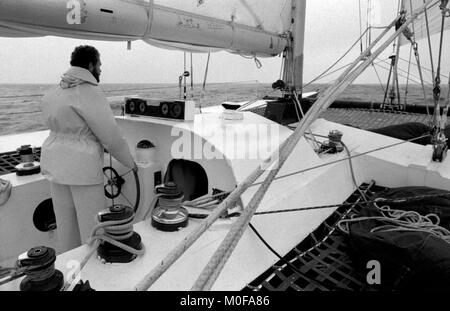 AJAXNETPHOTO. 1982. In mare del canale in lingua inglese. - ROUTE DU RHUM - GARA - ROBIN KNOX-Johnston (GBR) al volante della sua nuova CATAMRAN OLYMPUS 3 mentre sul passaggio da PLYMOUTH DI ST.MALO PER LA PARTENZA DELLA Route du Rhum gara. Foto:JONATHAN EASTLAND/AJAX REF:821007 16A050 Foto Stock