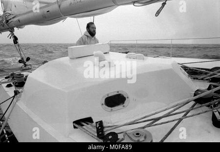 AJAXNETPHOTO. 1982. In mare del canale in lingua inglese. - ROUTE DU RHUM - GARA - ROBIN KNOX-Johnston (GBR) al volante della sua nuova CATAMRAN OLYMPUS 3 mentre sul passaggio da PLYMOUTH DI ST.MALO PER LA PARTENZA DELLA Route du Rhum gara. Foto:JONATHAN EASTLAND/AJAX REF:821007 F5148 Foto Stock