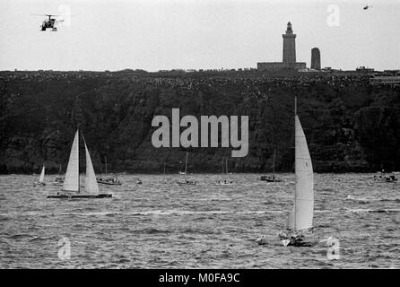 AJAXNETPHOTO. Novembre, 1982. ST.MALO, Francia. - La battaglia dei preferiti - (L-R) Elf Aquitaine (Marc Pajot, fr.) e Colt automobili (ROB JAMES, GBR.) JOSTLE per posizione allo start della seconda Route du Rhum in gara il BAE DI ST.Malo. Foto:JONATHAN EASTLAND/AJAX REF: 821007 10057 Foto Stock