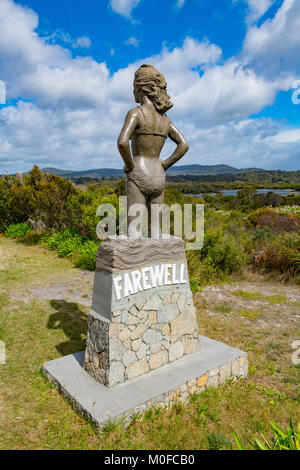 Spiaggia Binalong su Tasmania 's Bay di incendi chiamato a causa di incendi aborigene sulla costa e il luminoso lichene arancione che copre le rocce di marmo Foto Stock