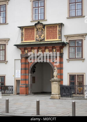 VIENNA (AUSTRIA), 06 DICEMBRE 2017: La porta svizzera (Schweizertor) al cortile Schweizerhof nel Palazzo Hofburg Foto Stock