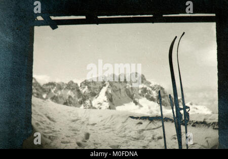 Vista delle alpi friulane dalla cappella del Monte Lussari (Udine, Italia). Anno 1925 Foto Stock