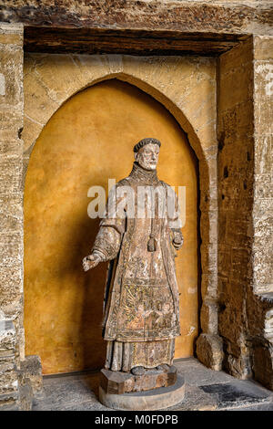 Antica statua lignea nella nicchia del chiostro della cattedrale della città di Oviedo, Asturias, Spagna Foto Stock