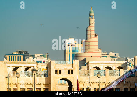 Skyline di Souq Waqif con centro culturale islamico a Doha, in Qatar Foto Stock