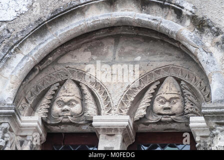 Dettagli architettonici su un edificio di Chartres Francia mostra caratteri stilizzati Foto Stock