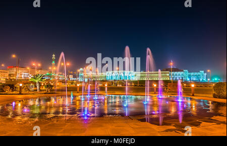 Emiri Diwan Palace e fontana nel Souq Waqif Park a Doha, in Qatar Foto Stock