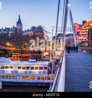 Vista dal Giubileo d oro Ponte sul Fiume Tamigi con Charing Cross Station sulla destra, Londra Foto Stock