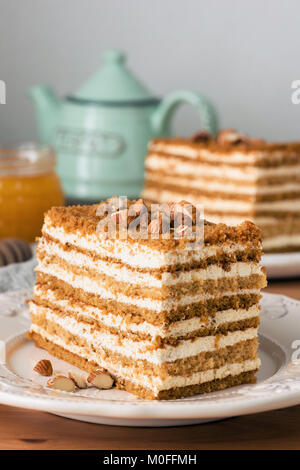 Torta di miele Medovik sulla piastra bianca. Vista ingrandita, tonica immagine Foto Stock