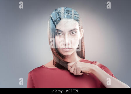 Felice giovane donna che guarda in avanti Foto Stock