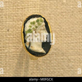 Anello in oro con vetro cammeo ritratto dell'imperatore romano Augusto prima metà del I secolo D.C., il Metropolitan Museum of Art (TEM), Manhatta superiore Foto Stock