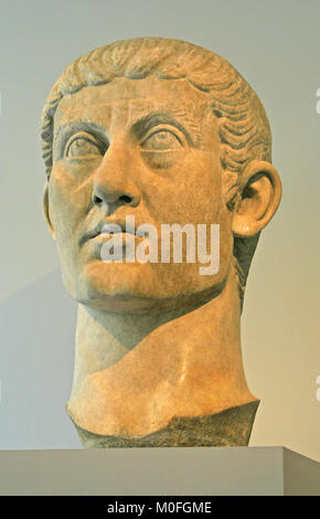Marmo testa ritratto dell'imperatore Costantino il primo (MI), Roman 325-370 d.c. il Metropolitan Museum of Art (TEM), Upper Manhattan, New York C Foto Stock