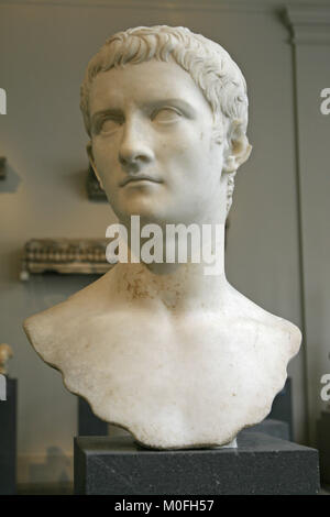 Il marmo busto dell'Imperatore Gaio Giulio Cesare germanico, noto come Caligola annuncio Romano 37-41, il Metropolitan Museum of Art (TEM), superiore Foto Stock