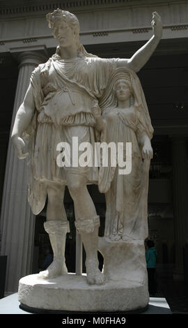 Statua in marmo di Dioniso appoggiata ad un Archaistic figura femminile, Romana 27 BC-AD 68, augustea Julio-Claudian/periodo, il Metropolitan Museum of Art (T Foto Stock