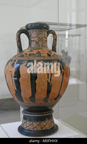 Appuntita in terracotta anfora collo con piedistallo Greco 470 BC, il Metropolitan Museum of Art (TEM), Upper Manhattan, New York City, nello Stato di New York, Stati Uniti d'America Foto Stock
