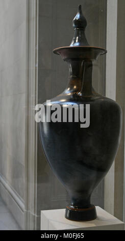 Anfore di terracotta con coperchio greco del IV secolo A.C. il Metropolitan Museum of Art (TEM), Upper Manhattan, New York City, nello Stato di New York, Stati Uniti d'America. Foto Stock