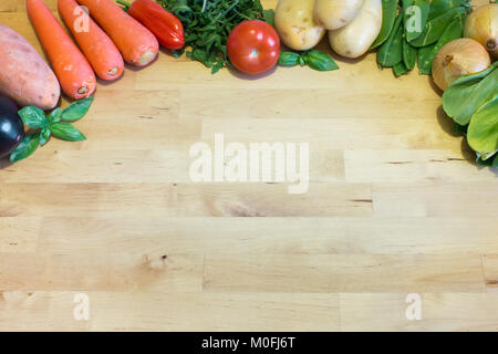 Assortimento di verdure su un tavolo di legno. Health food concept per vegetariani e vegani senza glutine e senza lattosio dieta. Sfondo con spazio per il testo. Foto Stock