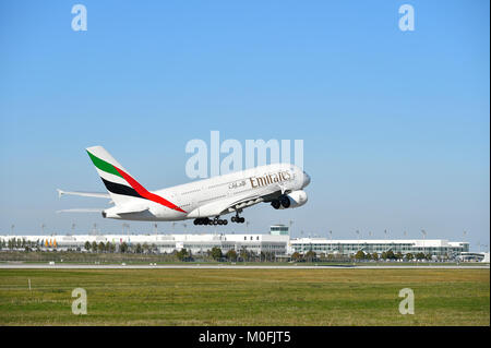 Emirates, Airbus A380-800, A380, 800, aereo, aeromobili, aereo, aeroporto di Monaco, prendete del Foto Stock