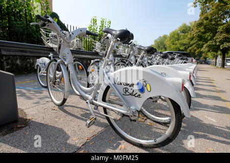 Biciclette pronte per il noleggio a Verona bike sharing/stazione di noleggio, Verona, Veneto, Italia Foto Stock