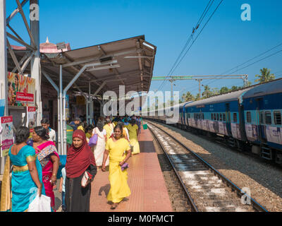 12/28/2017. Varkala Kerala, India. Persone attendere pazientemente il loro treno in una delle più frequentate stazioni ferroviarie in Kerala. Foto Stock