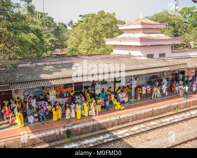 12/28/2017. Varkala Kerala, India. Persone attendere pazientemente il loro treno in una delle più frequentate stazioni ferroviarie in Kerala. Foto Stock