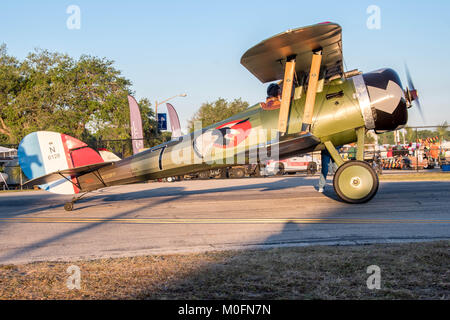 Una tradizionale ventola azionata piano, Nieuport 28, si prepara per il decollo Foto Stock